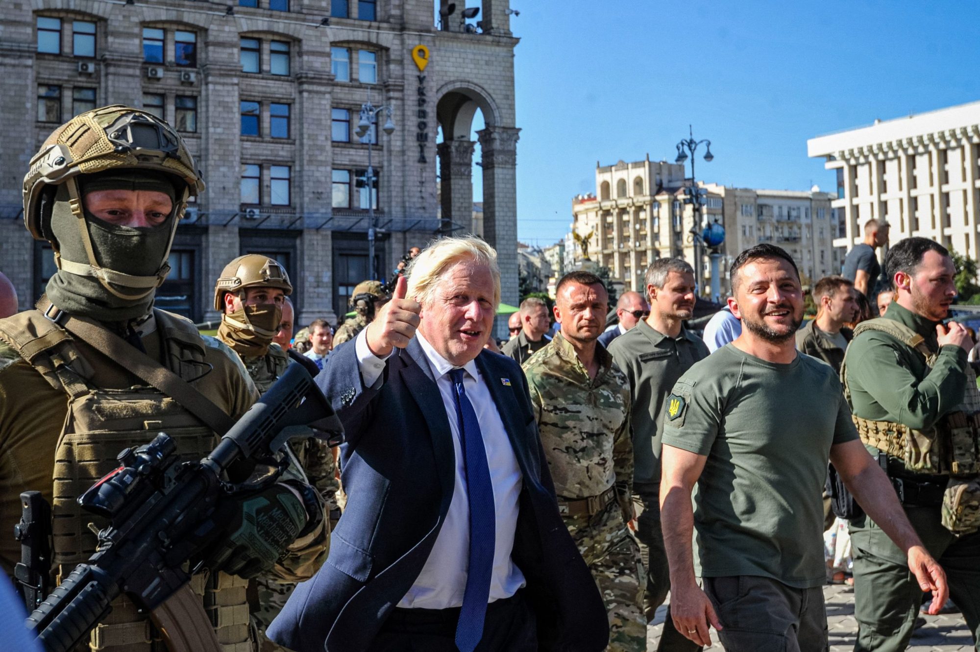British Prime Minister Boris Johnson and Ukrainian President Volodymyr Zelensky walk at Kyiv's "Maidan" Independence Square.