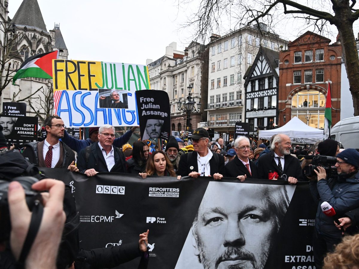 (L-R) Gabriel Shipton, protester, Stella Assange, Ben Westwood, protester, Craig Murray and John Shipton attend the rally for Julian Assange on February 21, 2024 in London, England. Photo by Dave Benett/Dave Benett/Getty Images