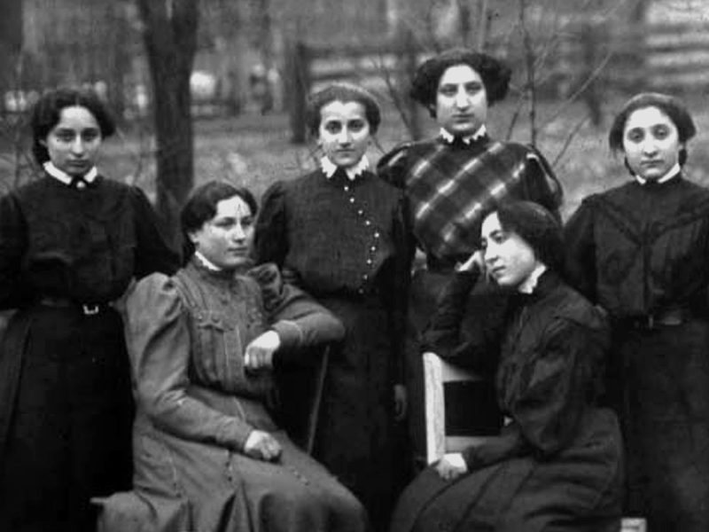 Women of Bund (General Jewish Labor Union) in 1907.
